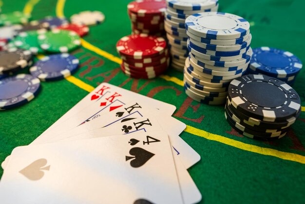 Hand comparison results displayed with winner indicator and settlement amounts